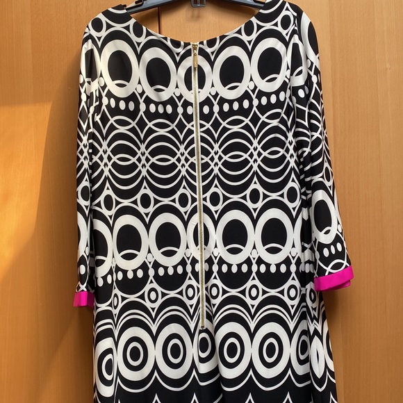 Eliza J Fun patterned mid length and 3/4 sleeve dress - Picture 5 of 5